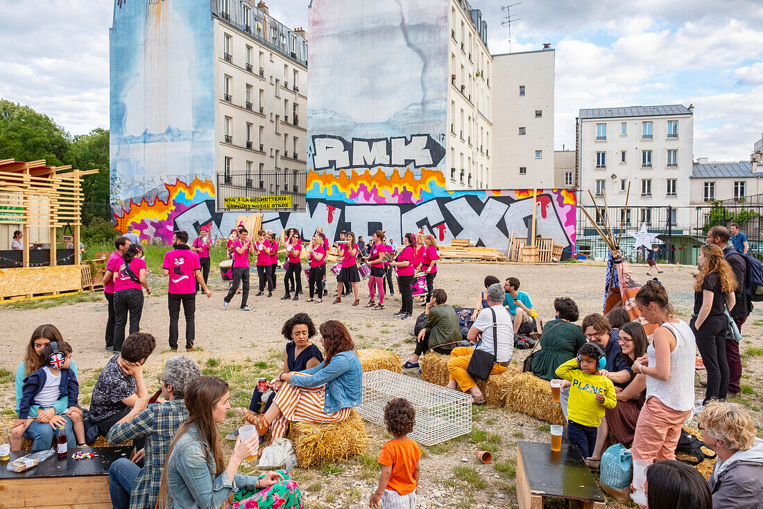 France, Paris, the Filante Base, 3000 m2 wasteland, Brazilian samba group during the music festival\n