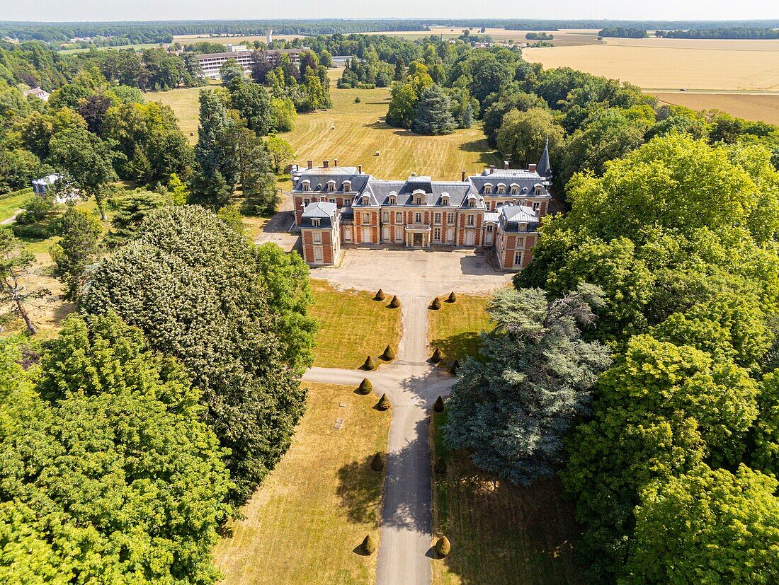 Frankreich, Seine et Marne, die Sängerin Angèle wählte das Schloss von Neufmoutiers-en-Brie für ihr Musikvideo Balance ton quoi (Luftaufnahme)