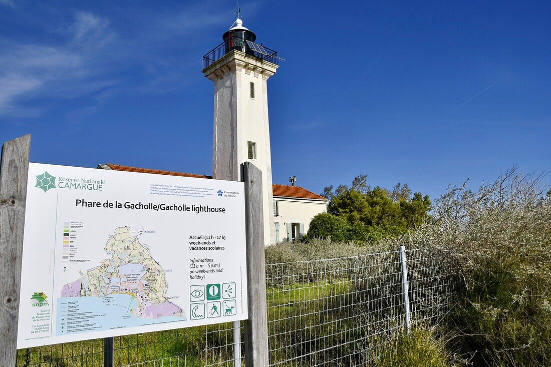 Frankreich, Bouches du Rhone, Camargue, Leuchtturm Gacholle, Deich am Meer und Teich Vaccarès, Informationstafel