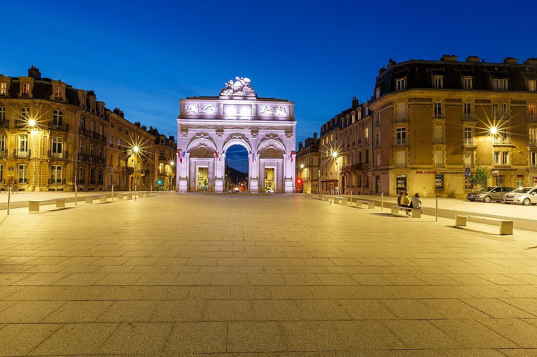 Frankreich, Meurthe et Moselle, Nancy, Porte Desilles (Desilles-Tor), auch Desilles-Kriegsdenkmal genannt, ist ein Triumphbogen an der Westseite der Altstadt. Es ist das älteste Kriegsdenkmal Frankreichs (1782-1784), das zum Gedenken an die Einwohner von Nancy errichtet wurde, die während des amerikanischen Unabhängigkeitskrieges in der Schlacht von Yorktown gefallen sind. Architekt Didier Francois Joseph Melin