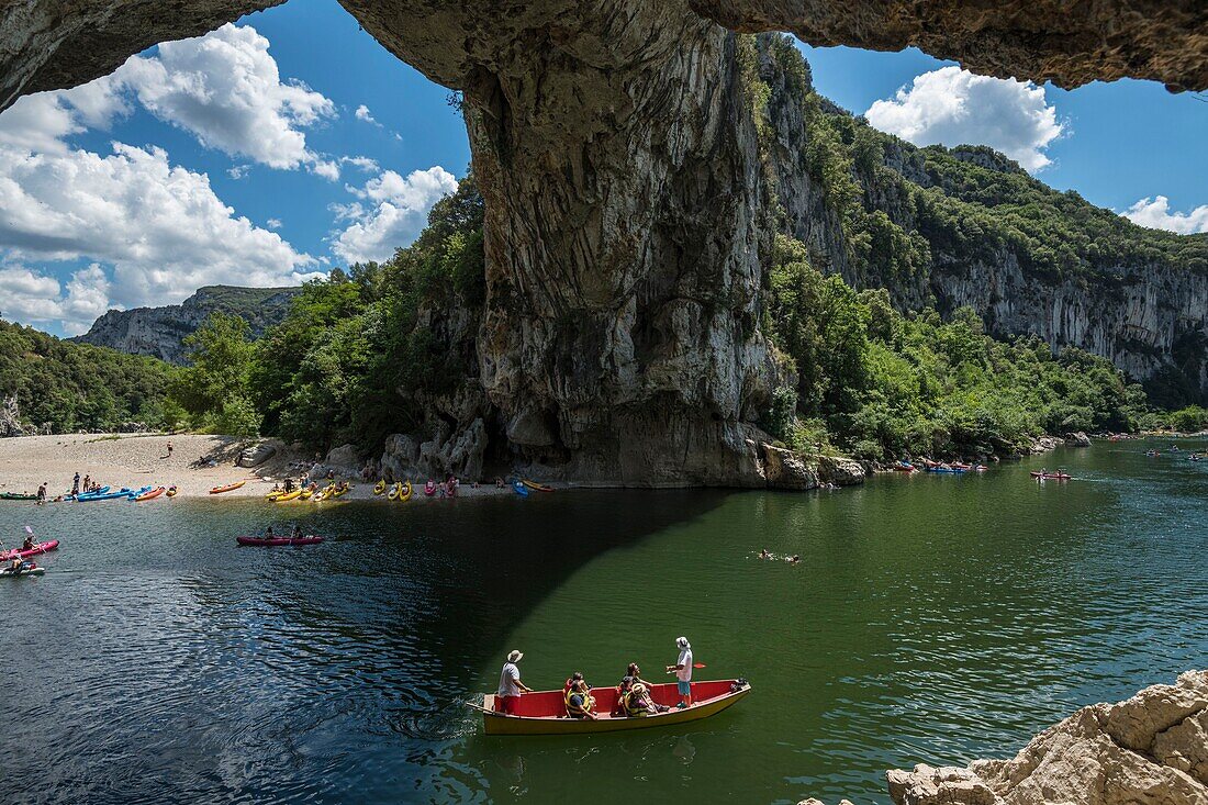 Frankreich, Ardeche, Vallon Pont d'Arc, Pont d'Arc, Bootsfahrt mit den Bateliers de l'Ardeche