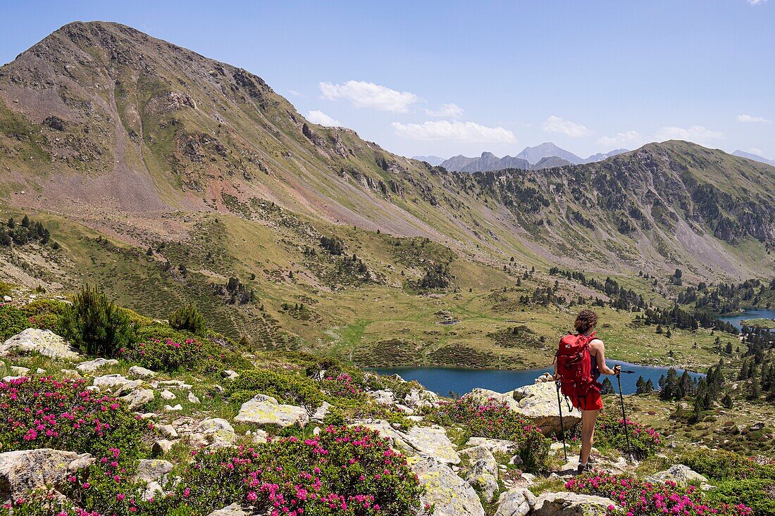 Frankreich, Hautes Pyrenees, Wanderer auf dem Weg zur Schutzhütte und den Seen von Bastan, Wanderweg GR10