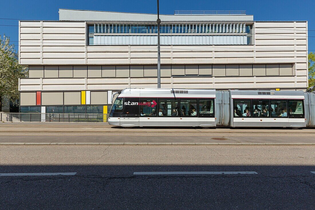 Frankreich, Meurthe et Moselle, Nancy, Straßenbahn vor der ENSGSI (Ecole Nationale Superieure en Genie des Systemes et de l'Innovation)
