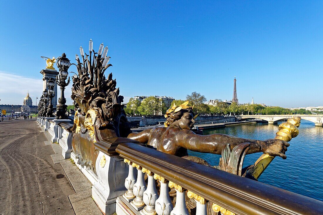 Frankreich, Paris, UNESCO-Welterbe, Seine-Ufer, die Statue der Newa-Nymphe auf der Alexander III Brücke und der Eiffelturm im Hintergrund