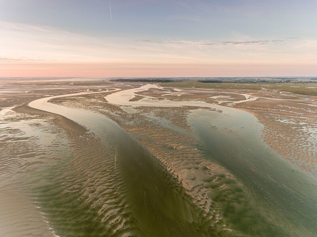 Frankreich, Somme, Baie de Somme, Le Hourdel, Die Spitze der Hourdel und die Sandbänke der Baie de Somme bei Ebbe (Luftaufnahme), der Kanal der Somme reicht bis ins Meer