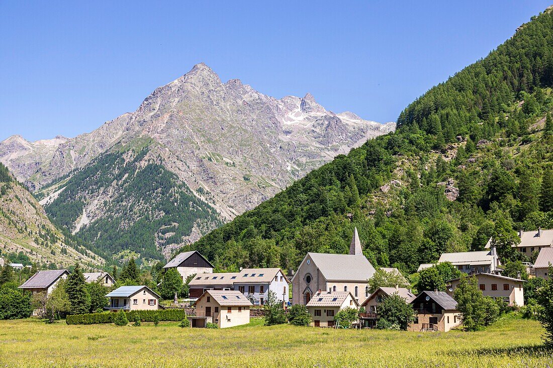 Frankreich, Hautes Alpes, Nationalpark Ecrins, Champsaur-Tal, Drac-Tal von Champoléon, Weiler Les Borels und Aiguilles de Morges (2986m)