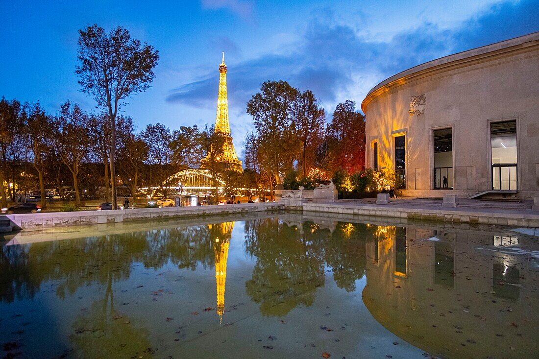 Frankreich, Paris, von der UNESCO zum Weltkulturerbe erklärtes Gebiet, Eiffelturm (© SETE-illuminations Pierre Bideau)