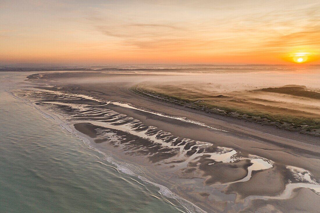 "Frankreich, Somme, Bucht von Authie, Fort-Mahon, die Dünen von Marquenterre bei Sonnenaufgang, während sich der Nebel noch zwischen die Dünen schmiegt; Blick zwischen Fort Mahon und der Authie-Bucht"