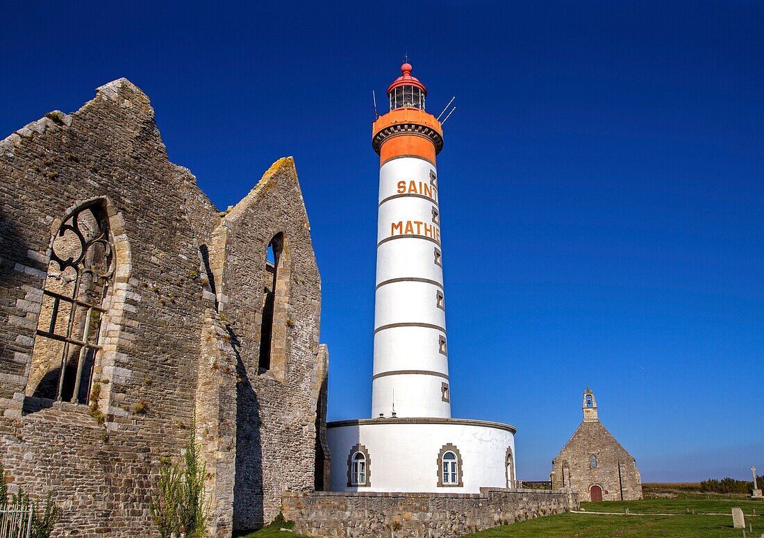 Frankreich, Finistere, Plougonvelin, die Pointe Saint Mathieu und der Leuchtturm von Saint Mathieu aus dem Jahr 1835, die Abtei Saint Mathieu de Fine Terre und der Semaphor von 1906