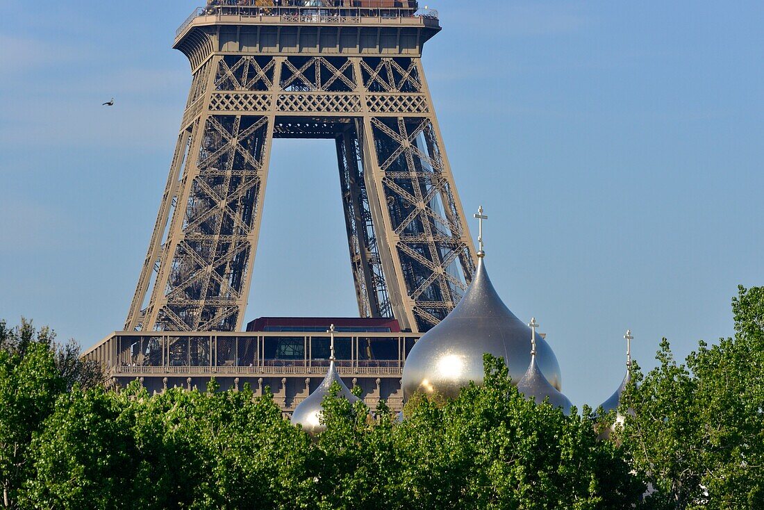 Frankreich, Paris, von der UNESCO zum Weltkulturerbe erklärtes Gebiet, Kathedrale der Heiligen Dreifaltigkeit von Paris und der Eiffelturm