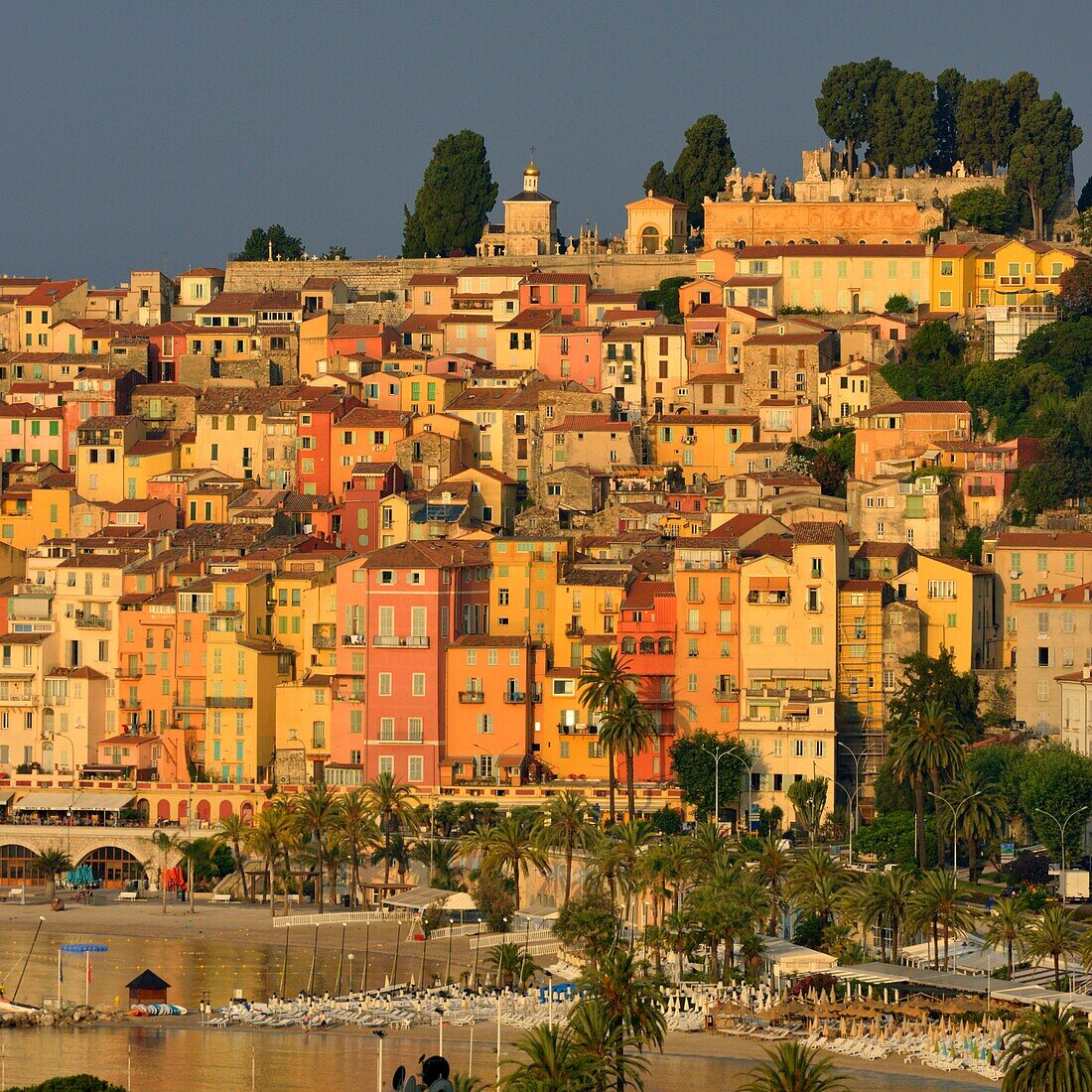 Frankreich, Alpes Maritimes, Côte d'Azur, Menton, der Strand und die Altstadt