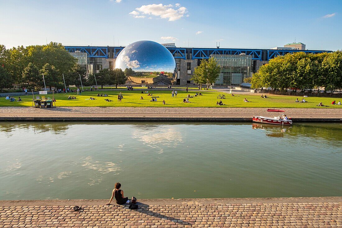 Frankreich, Paris, Park La Villette, Ourcq-Kanal und die Geode