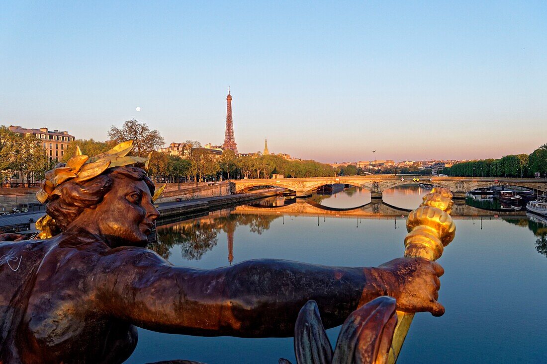 Frankreich, Paris, von der UNESCO zum Weltkulturerbe erklärtes Gebiet, die Ufer der Seine, die Statue der Nymphe der Newa auf der Brücke Alexander III. und der Eiffelturm im Hintergrund