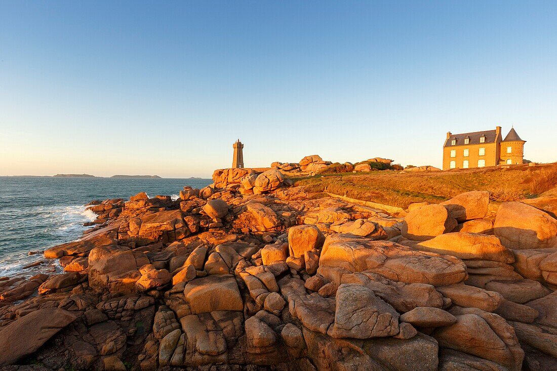 Frankreich, Cotes d'Armor, Rosa Granitküste, Perros Guirec, auf dem Zollwanderweg oder dem Wanderweg GR 34, Ploumanac'h oder Leuchtturm Mean Ruz bei Sonnenuntergang