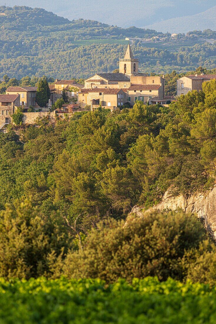 "Frankreich, Vaucluse, Venasque, ausgezeichnet mit dem Titel ""Die schönsten Dörfer Frankreichs"