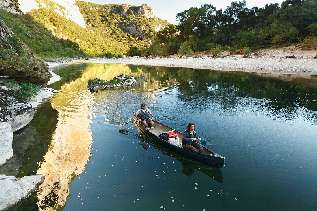 Frankreich, Ardeche, Nationales Naturschutzgebiet Ardeche-Schluchten, Sauze, ein Gardist des Naturschutzgebietes macht seine Morgenwache auf einem Kanu in der Ardeche-Schlucht