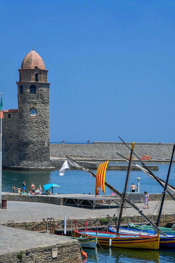 Frankreich, Pyrenees Orientales, Collioure, Yachthafen mit Kirche Notre Dame des Anges aus dem 17. Jahrhundert im Hintergrund
