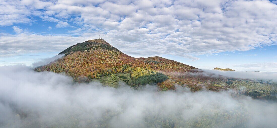 Frankreich, Puy de Dome, Orcines, Regionaler Naturpark der Vulkane der Auvergne, die Chaîne des Puys, von der UNESCO zum Weltkulturerbe erklärt, der Vulkan Puy de Dome (Luftaufnahme)