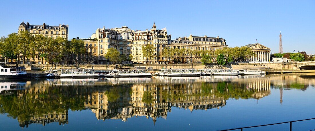 Frankreich, Paris, von der UNESCO zum Weltkulturerbe erklärtes Gebiet, Seine-Ufer, im Hintergrund die Nationalversammlung (Palais Bourbon) und der Eiffelturm