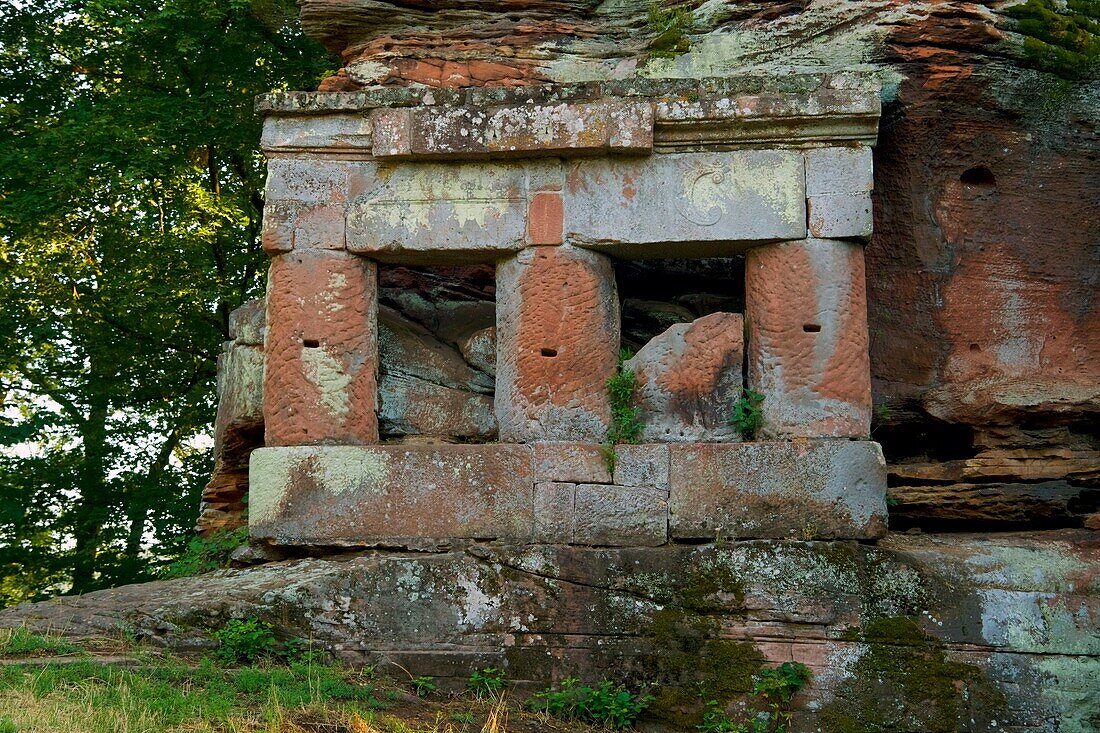 Frankreich, Bas Rhin, Niederbronn les Bains, in der Nähe des Schlosses Wasenbourg, der Wachtfelsen, ein römischer Tempel, der dem Merkur geweiht ist