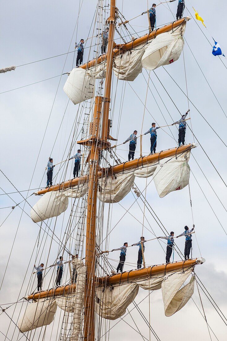 Frankreich, Seine Maritime, Rouen, Armada 2019, Grande Parade, mexikanische Matrosen der Cuauhtemoc paradieren in den Rahen des Großseglers