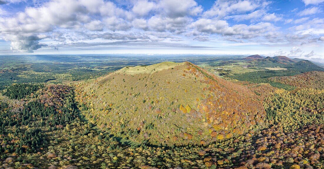 Frankreich, Puy de Dome, Ceyssat, Chaine des Puys, Regionaler Naturpark der Vulkane der Auvergne, Vulkan Puy de Come (Luftaufnahme)