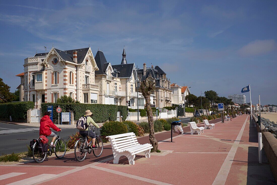 Frankreich, Charente Maritime, Saintonge, Cote de Beaute, Royan, Boulevard Frederic Garnier Villen am Strand der Grande Conche