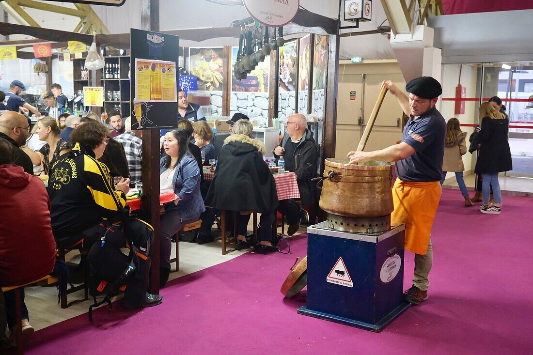 Frankreich, Cote d'Or, Dijon, internationale und gastronomische Messe, Zubereitung des Aligot