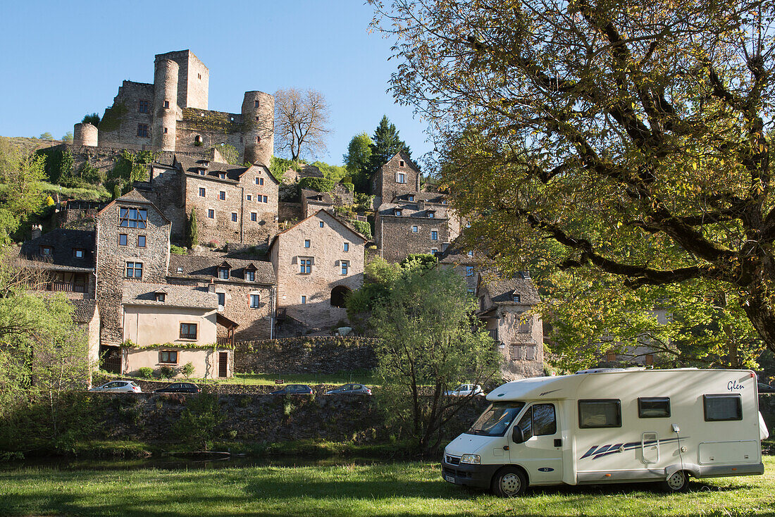 Frankreich, Aveyron, Belcastel, ausgezeichnet als die schönsten Dörfer Frankreichs, Fluss Aveyron, Häuser mit Blick auf das Tal, Chateau de Belcastel, vom 10. bis 15. Jahrhundert, ein historisches Denkmal, Le Bourg Campingplatz am Ufer des Flusses Aveyron
