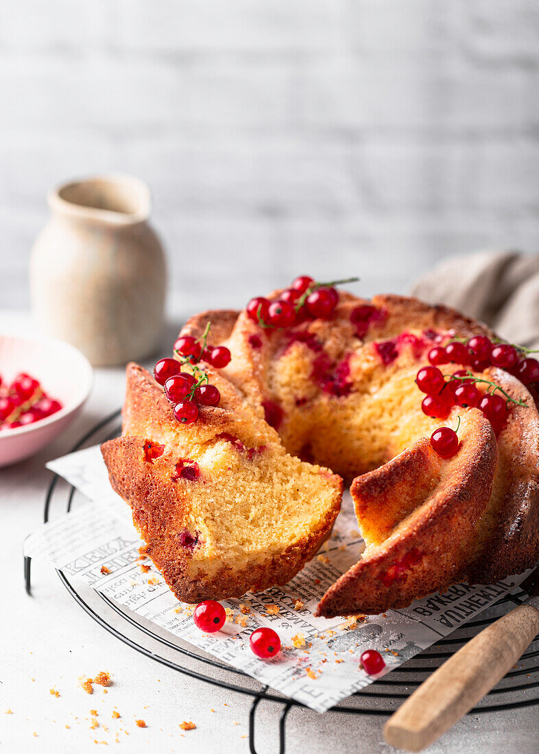Vanilla bundt cake with redcurrants