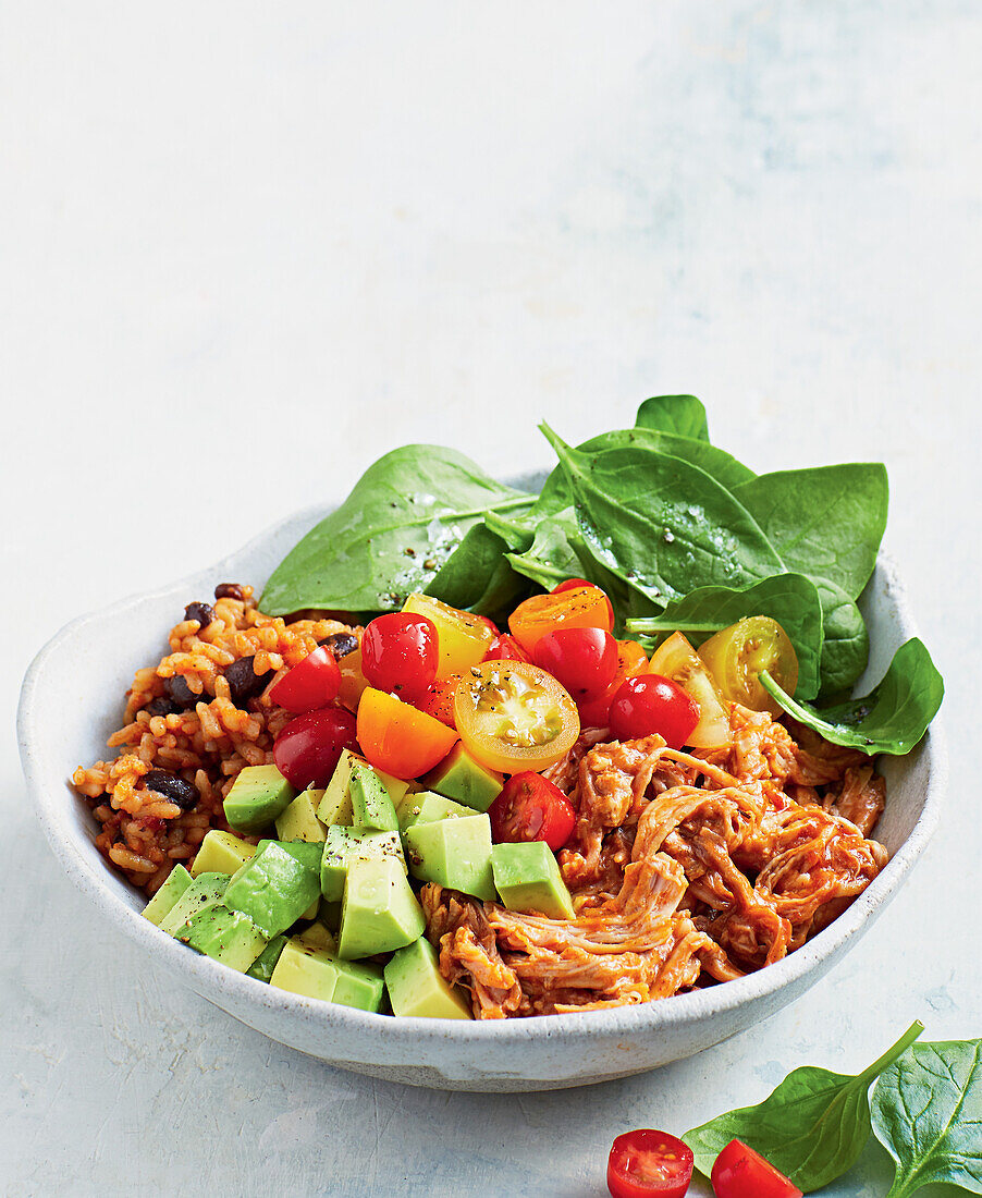 Mexikanische Reis-Bowl mit Pulled Pork und Avocado