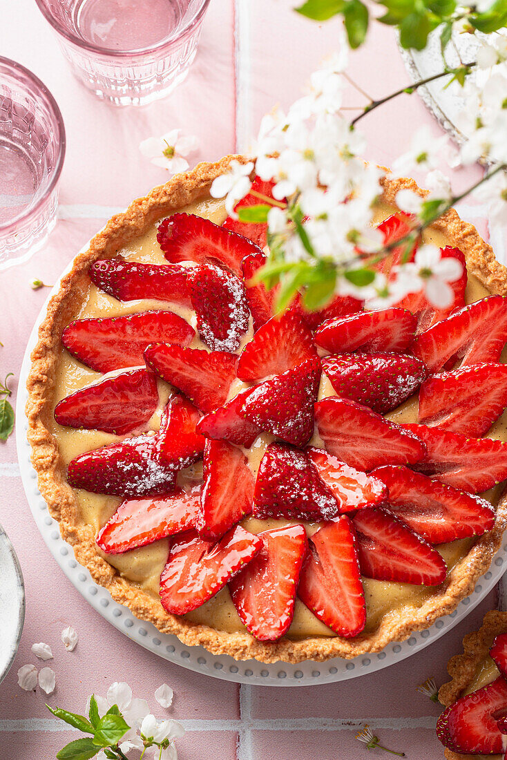 Vanilla pudding tart with fresh strawberries