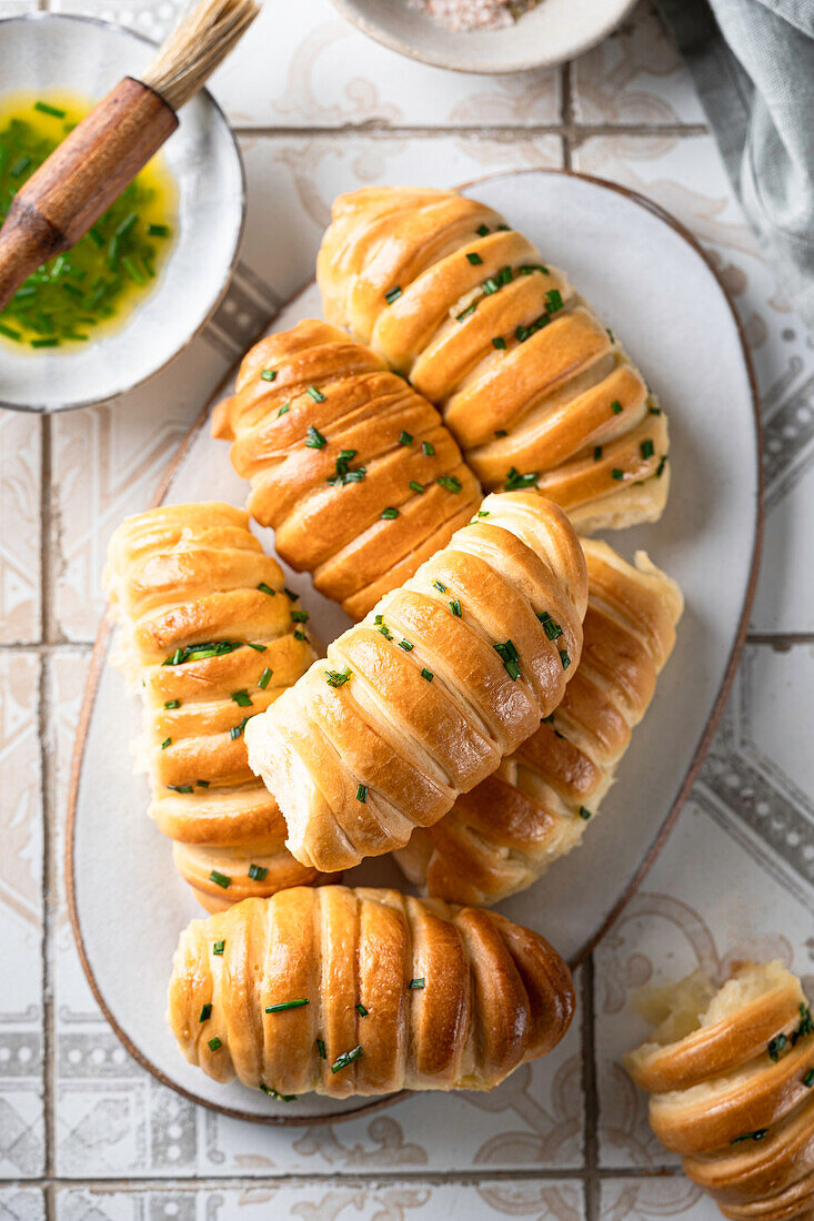 Party bread with mozzarella, garlic butter and herbs