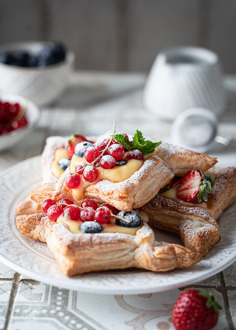 Puff pastry with vanilla sauce and fresh berries
