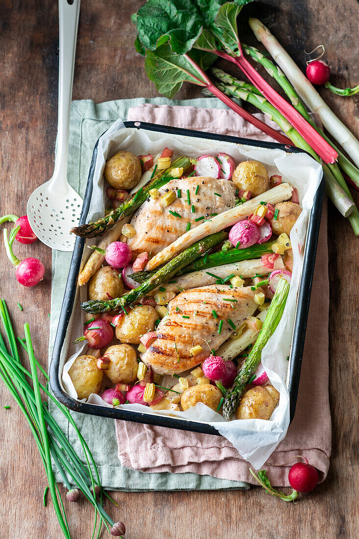 Chicken breast with asparagus and radish