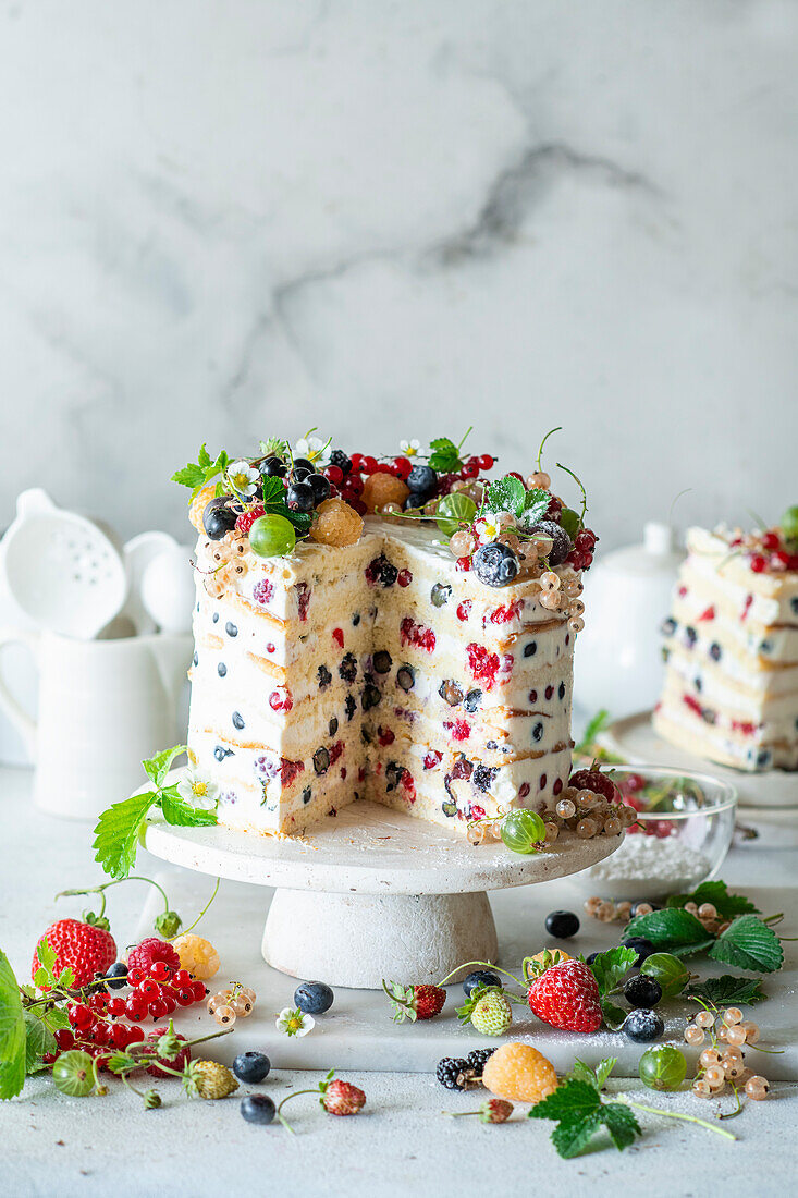 Milkmaid cake with summer berries