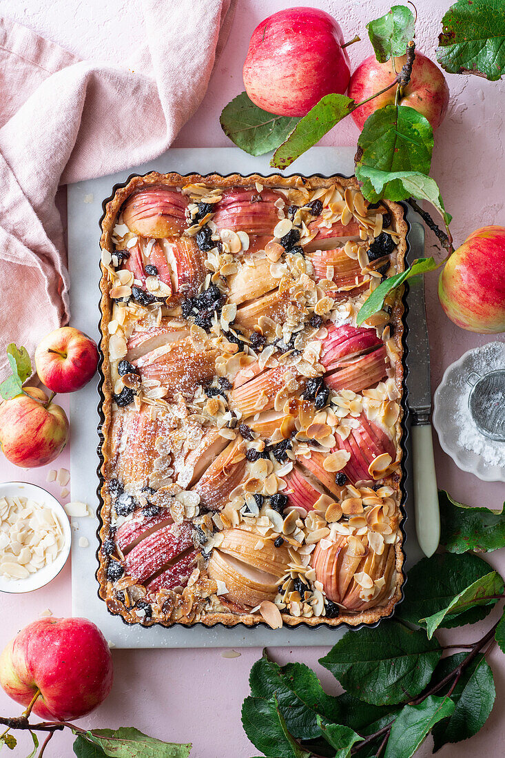 Apple and raisin cake with almonds