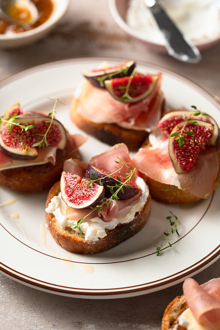 Crostini with goat's cheese, figs and Parma ham
