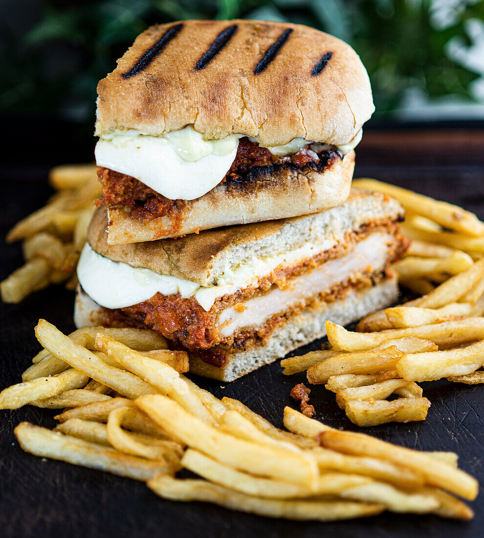 Hühnchensandwich mit Parmesankruste und Pommes