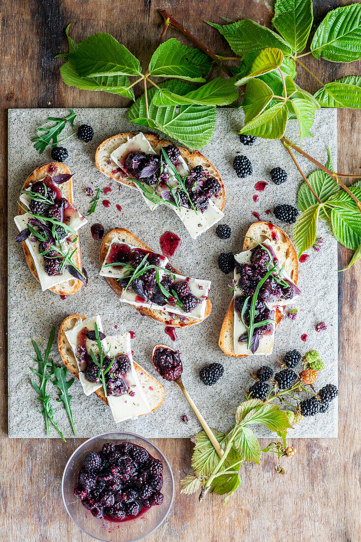 Blackberry bruschetta with camembert