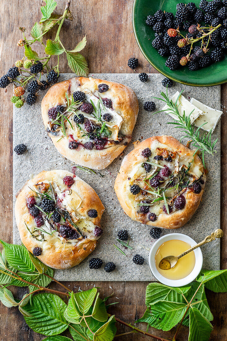 Brombeerfladenbrote mit Rosmarin