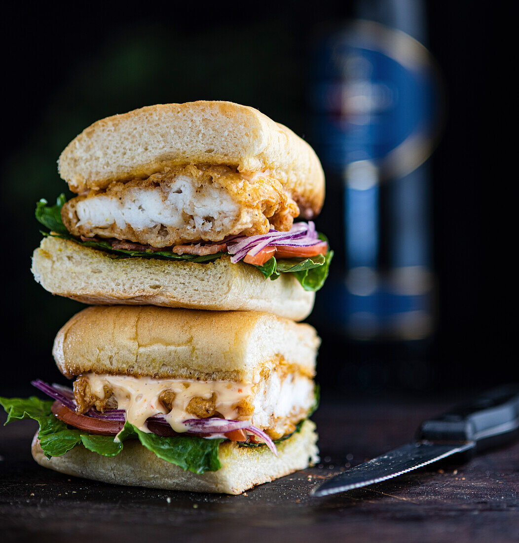 Burger mit Tempura vom Eber-Lippfisch