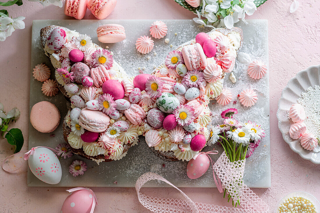 Kuchen in Schmetterlingsform mit Zuckereiern