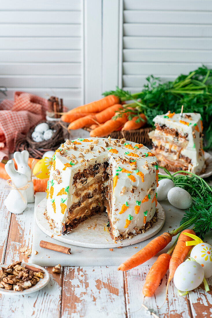 Karottenkuchen mit Karamell-Birnen-Füllung