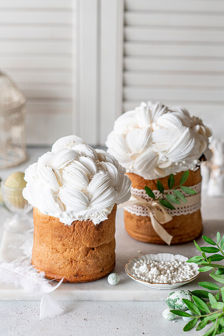 Kulich mit Esspapierdeko (traditionelles Osterbrot, Ukraine, Russland)