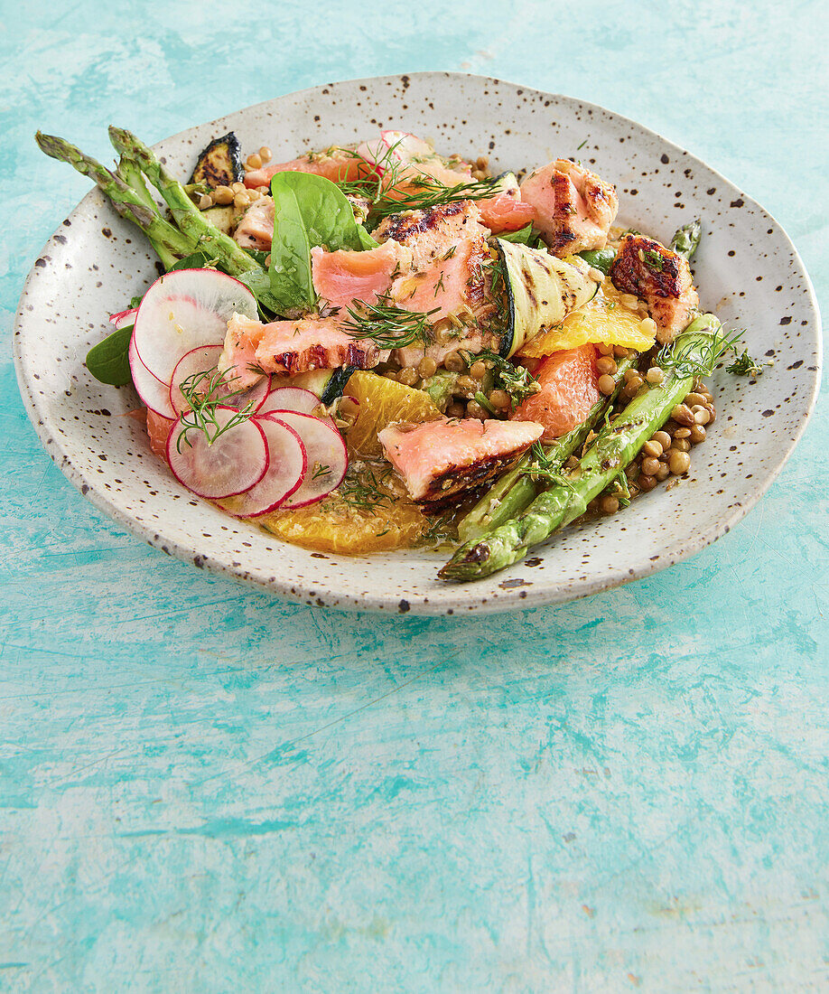 Zitrus-Lachs-Salat mit grünem Spargel, Radieschen und Linsen