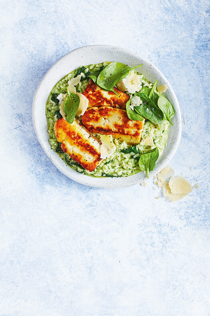 Halloumi risotto with spinach pesto