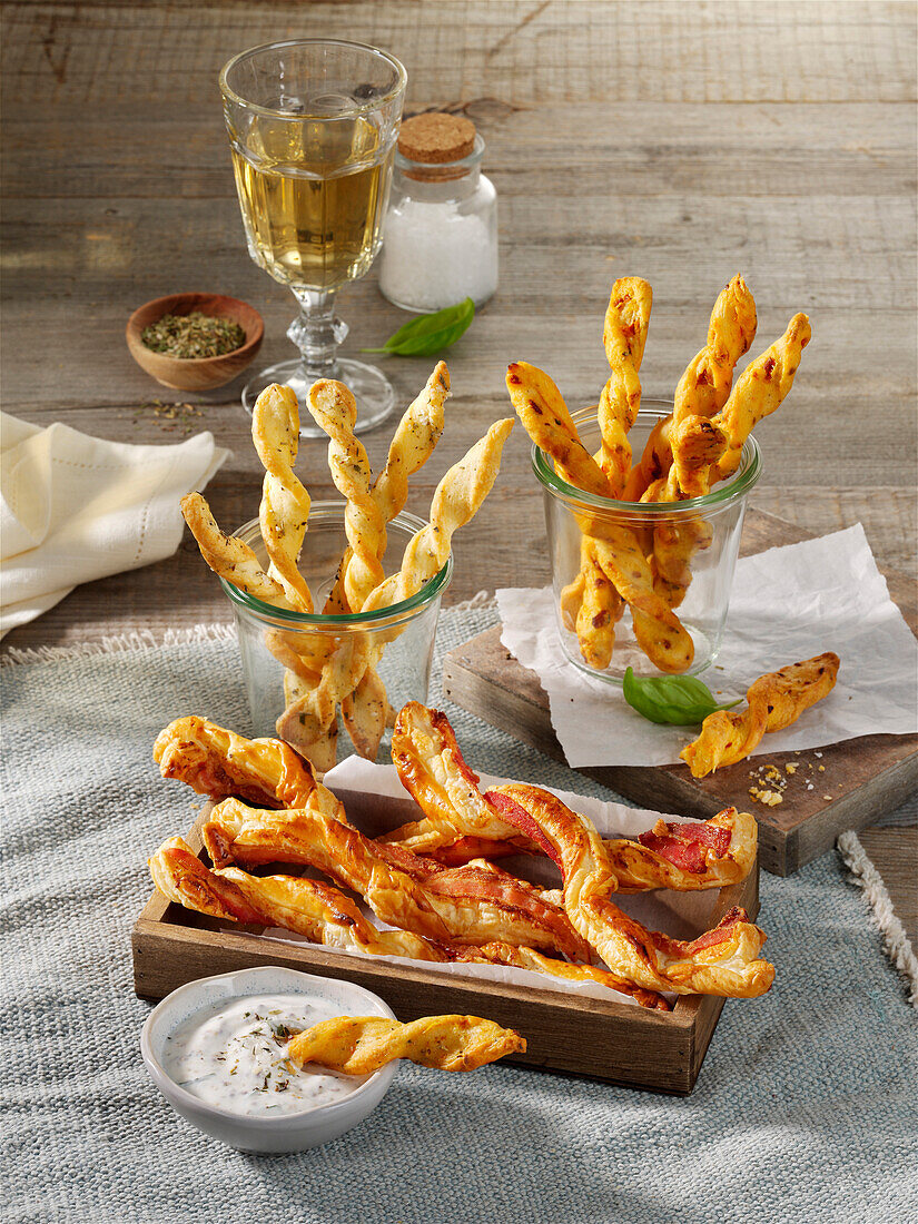 Puff pastry sticks with bacon and pecorino, quark sticks with tomatoes