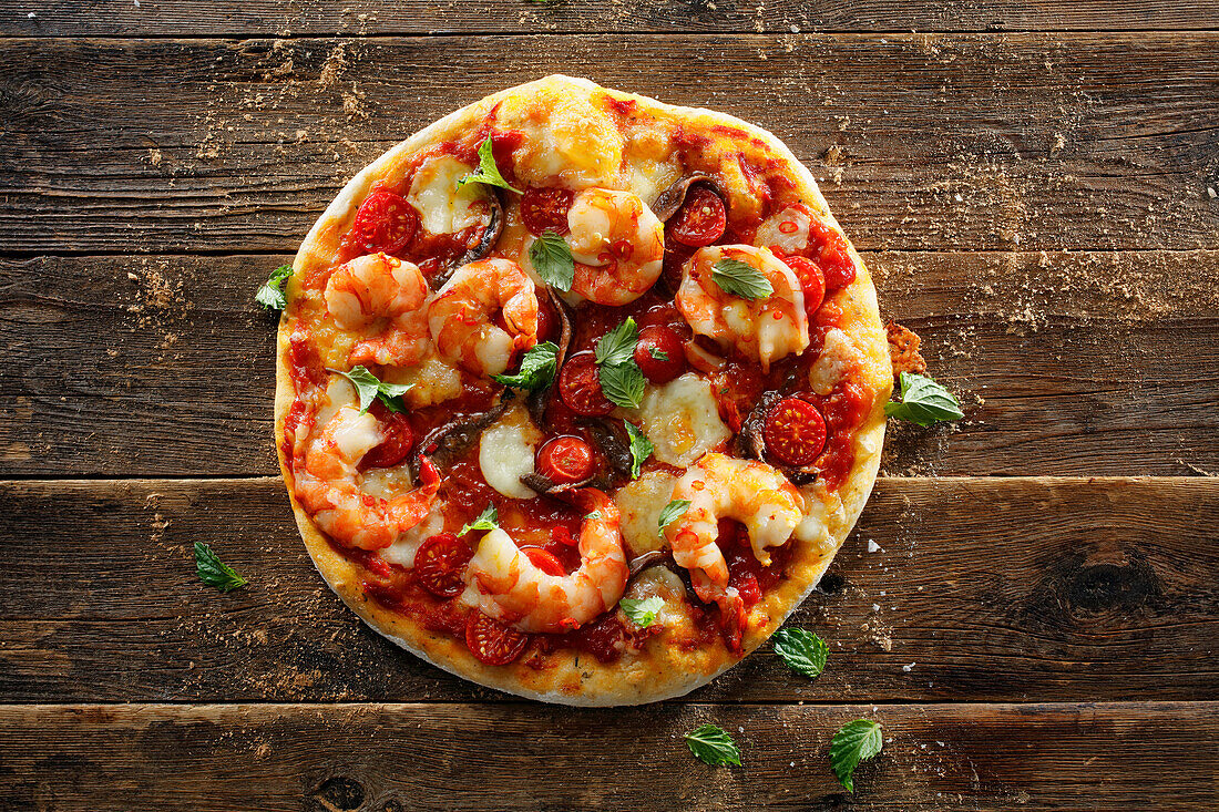 Southern Italian pizza with buffalo mozzarella, scampi and anchovy fillets