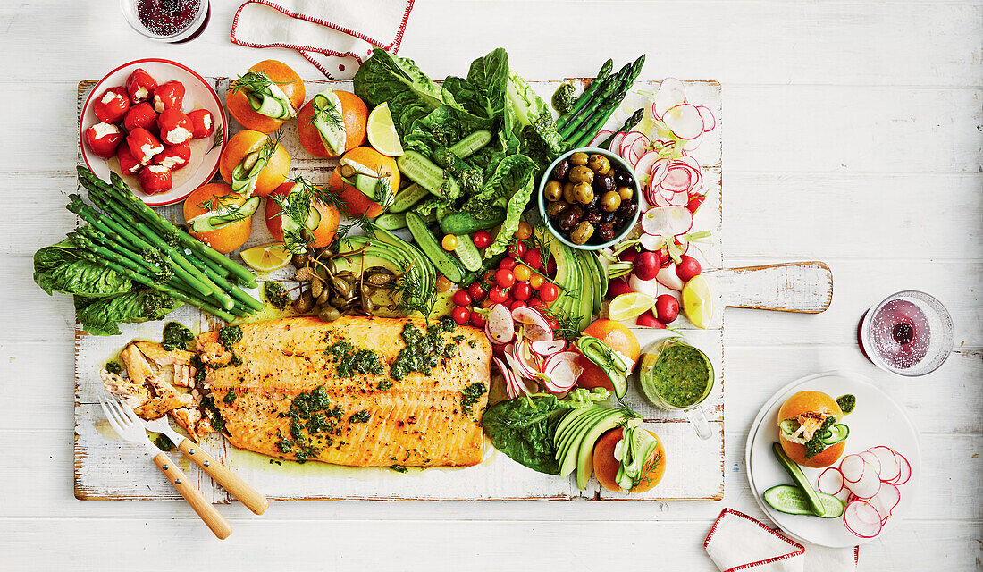 Gebackener Lachs mit Gemüse und Mini-Brioche auf Holzbrett